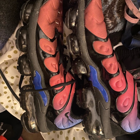 Gently used 8.5 mens Nike Vapormax (black/hyper violet) - Picture 5 of 5